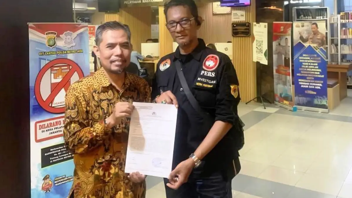 Erlangga Lubai, S.H.,M.H bersama Indra Maulana Saat Melaporkan Pinjol Nakal Ke Polda Metro Jaya. (Dok istimewa)