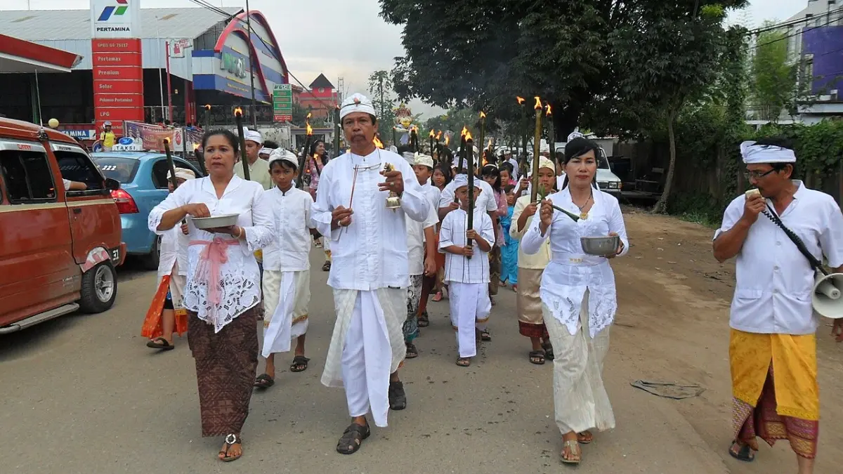 Potret Umat Hindu melakukan ritual Tawur Kesanga saat perayaan Nyepi (WIkipedia)