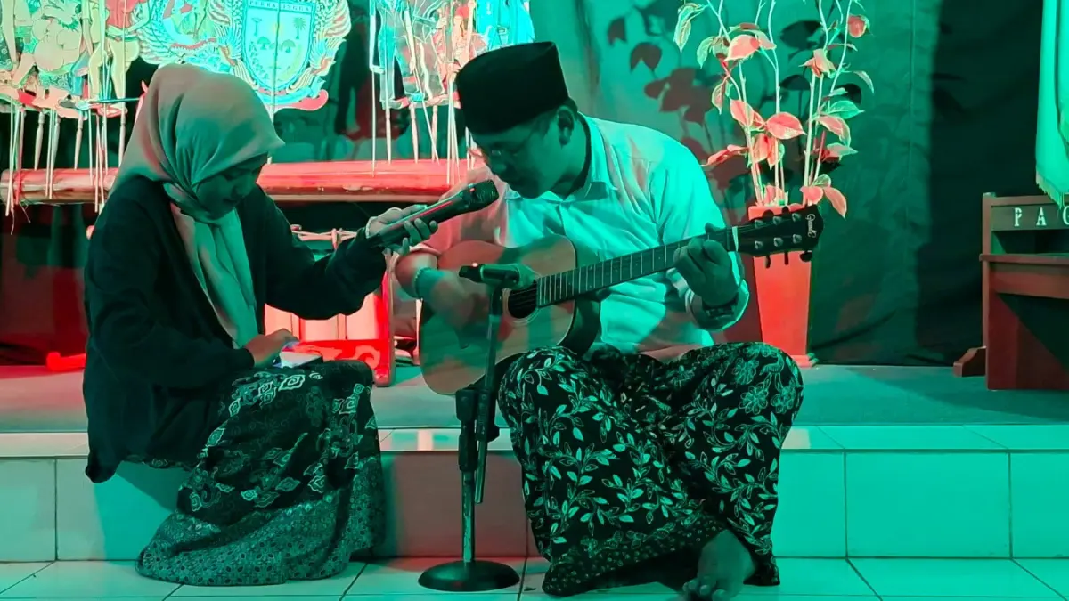 Suasana Ngaji Budaya dengan bernyanyi diiringi gitar. (Foto: Lesbumi PCNU Purbalingga)