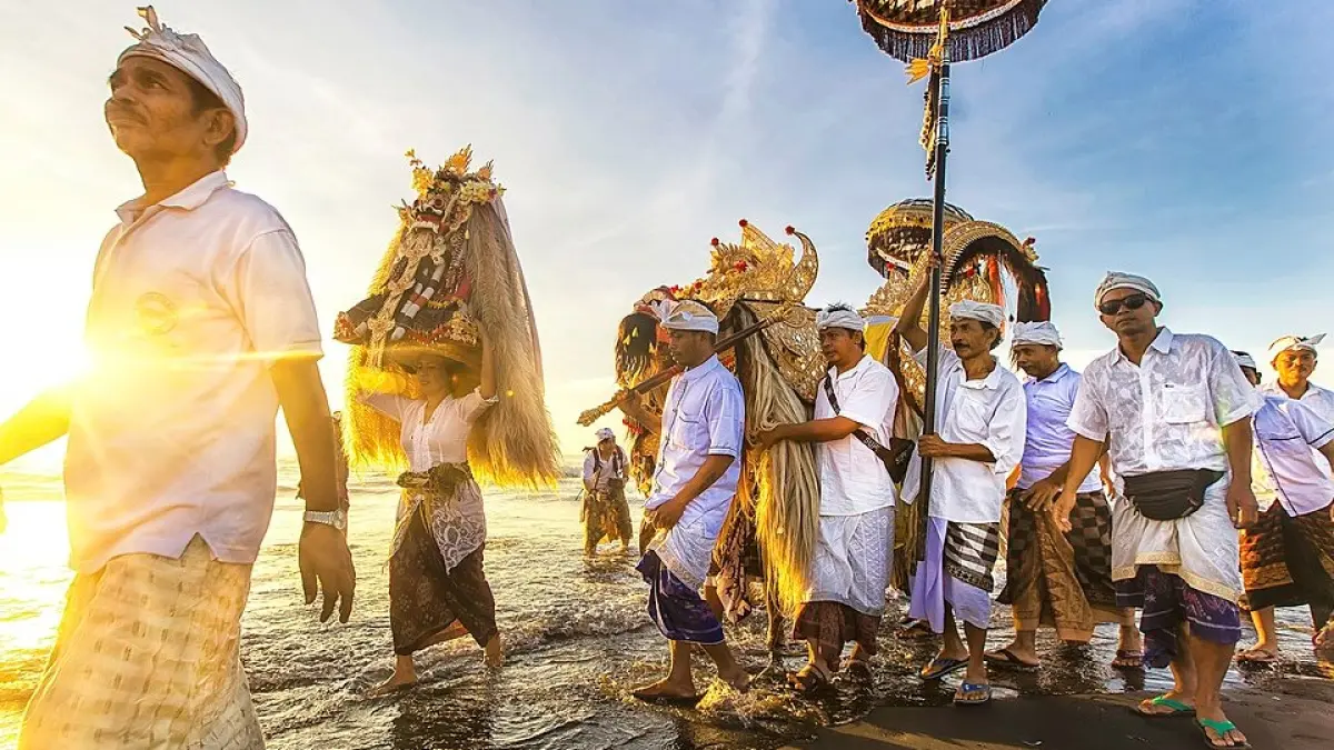 Umat Hindu melakukan ritual Melasti sebelum Hari Raya Nyepi (Wikipedia: Gede Putu Agus)