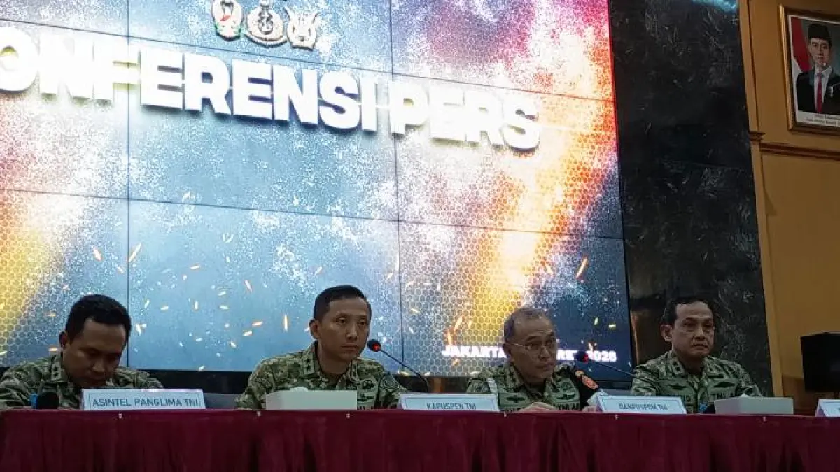 Kepala Pusat Penerangan (Kapuspen) Mayjen Aulia Dwi Nasrullah (kedua dari kiri) dan Komandan Pusat Polisi Militer TNI Mayor Jenderal TNI Yusri Nuryanto (kedua dari kanan) dalam konferensi pers penahanan empat anggota TNI diduga pelaku penyiraman air keras terhadap Wakil Koordinator Kontras Andrie Yunus di Mabes TNI, Jakarta, 18 Maret 2026. (istimewa)