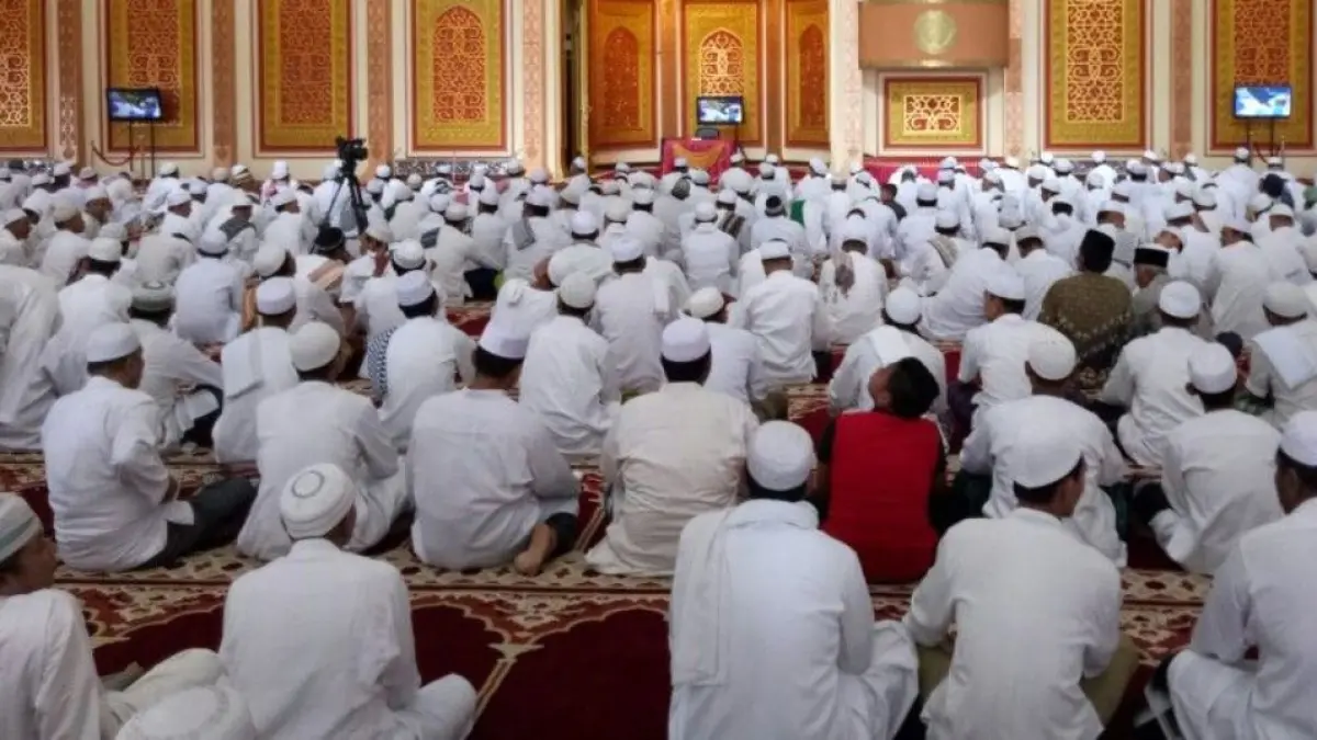 Warga menjalankan ibadah di masjid. (rama hartian-pinterest)