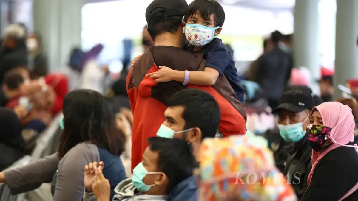 Calon penumpang kereta api menunggu dengan mengenakan masker dan menjaga jarak di Stasiun Pasar Senen, Jakarta Pusat (istimwa)