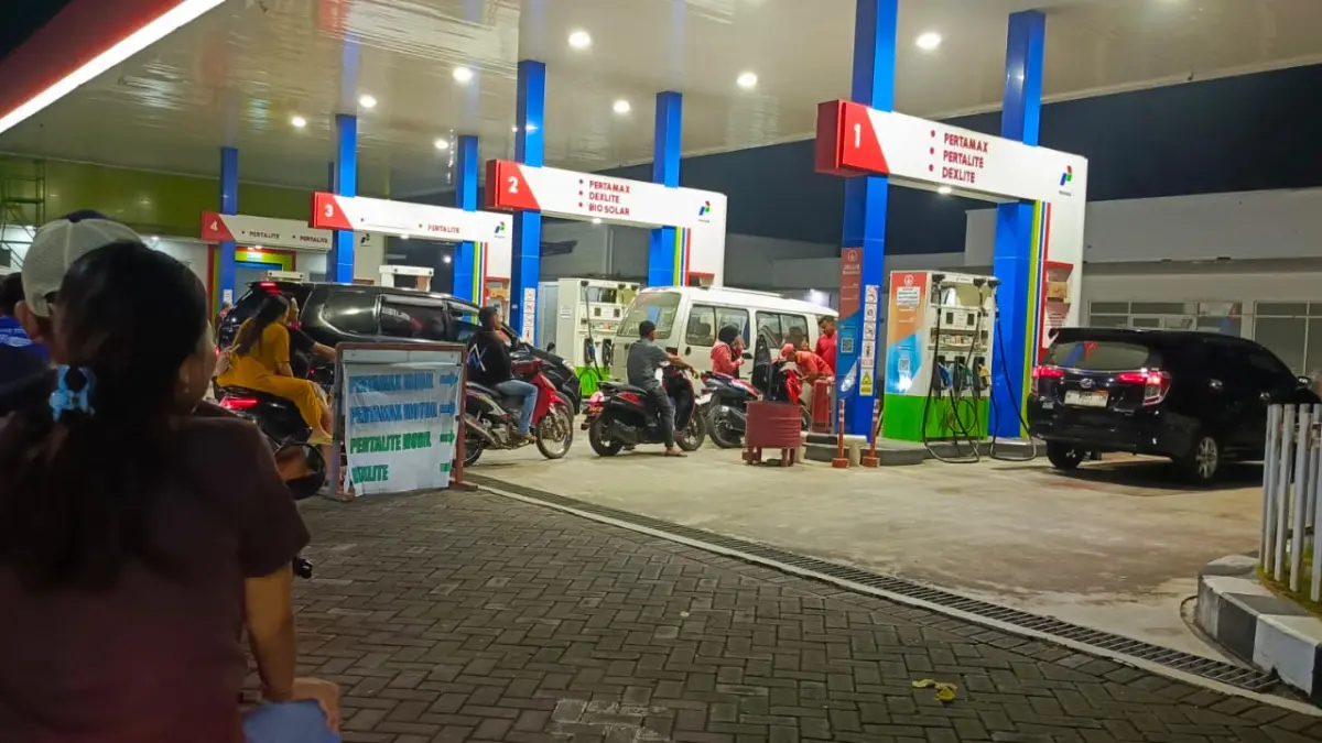 Suasana antrian BBM di Jember
