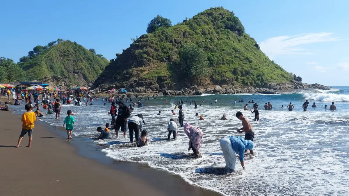 TETAP MANDI: Wisatawan yang datang ke pantai Payangan, Dusun Watu Ulo, Desa Sumberejo, Kecamatan Ambulu masih saja mandi walau ada larangan untuk tidak mandi. (Jumai/Radar Jember)
