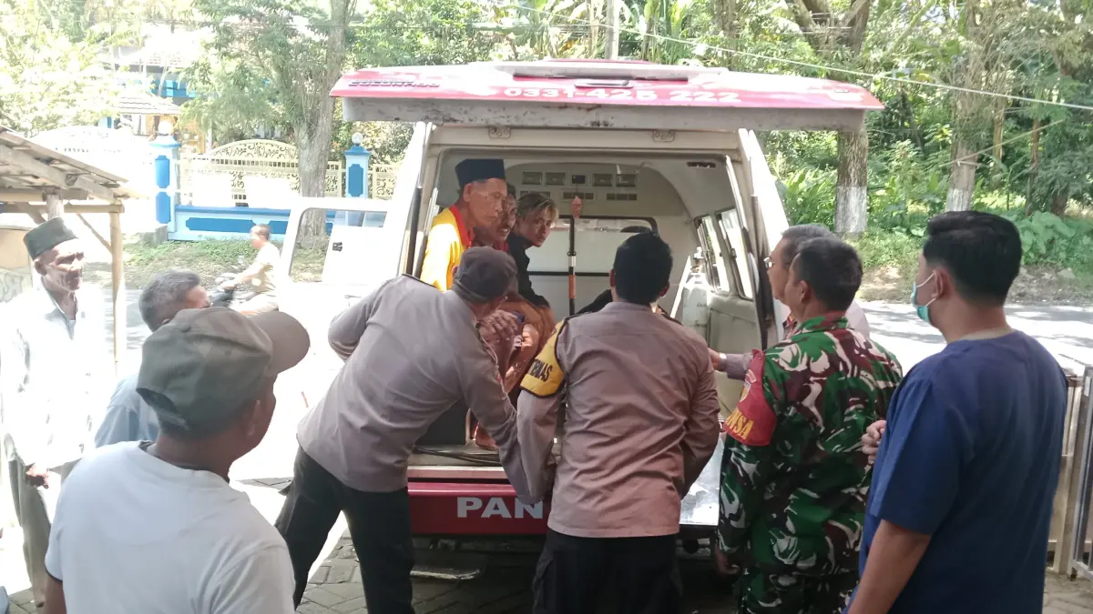 Petugas membawa jenazah Wafi, warga Jelbuk yang tewas tersengat listrik seusai memotong dahan randu untuk pakan ternak