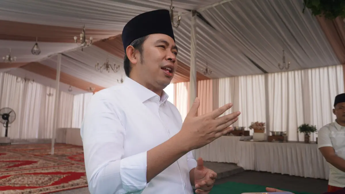 Bupati Jember Muhammad Fawait saat ditemui di kediamannya seusai sholat idul fitri (maulana/radar jember)