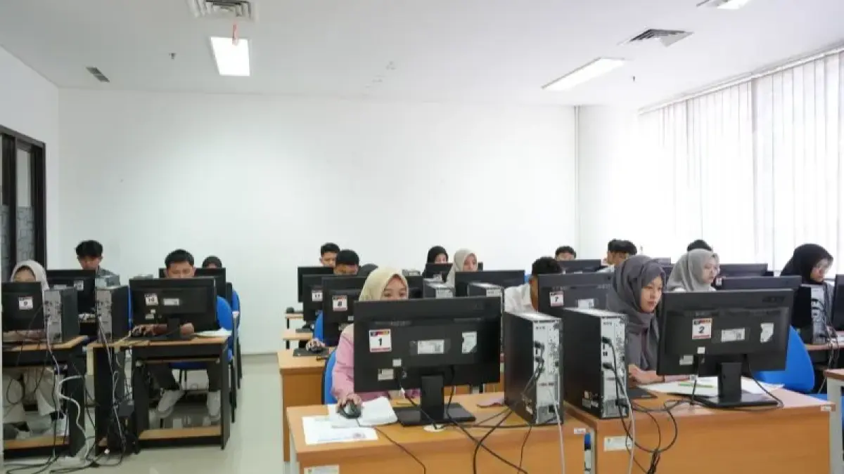 Calon mahasiswa mengerjakan UTBK SNBP 2025 di Universitas Jember (Unej) tahun lalu. (Humas Unej)