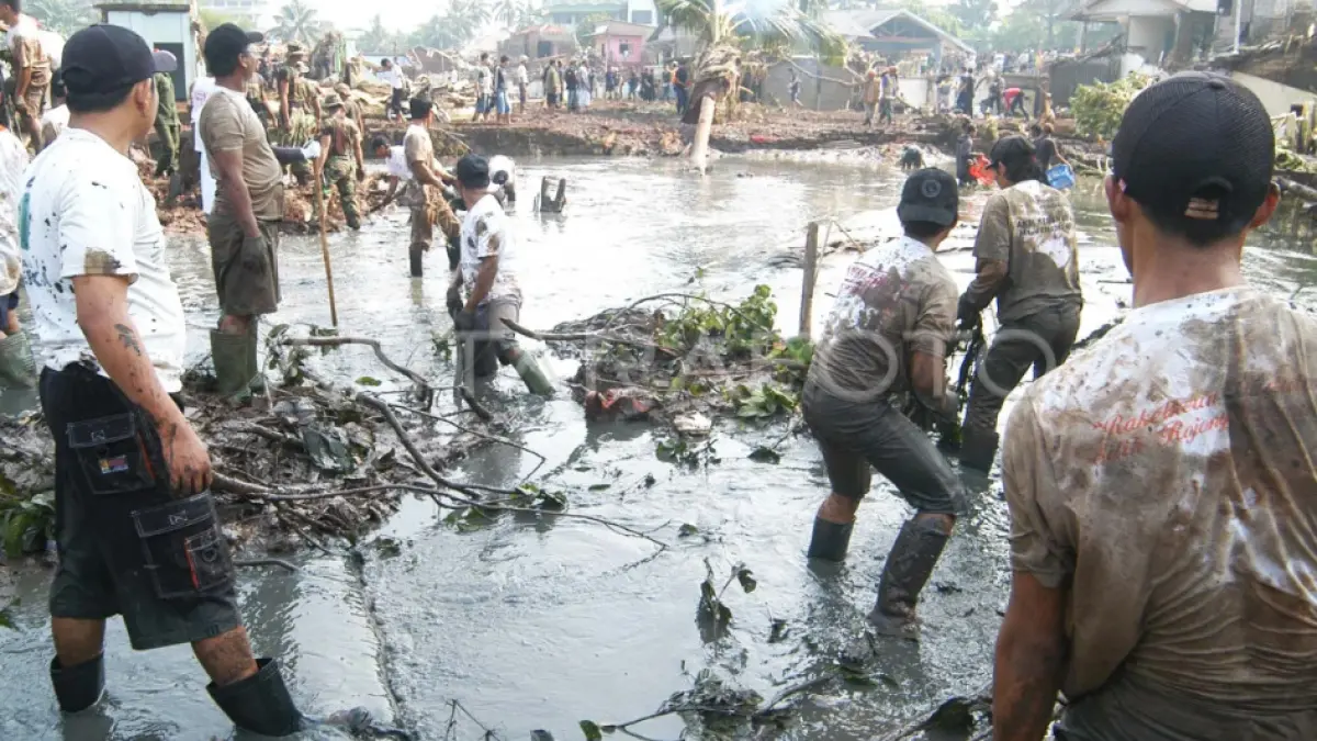Foto Tragedi Jebolnya Danau Situ Gintung di Tangerang Selatan, 27 Maret 2009. (Dok. Antara Foto)