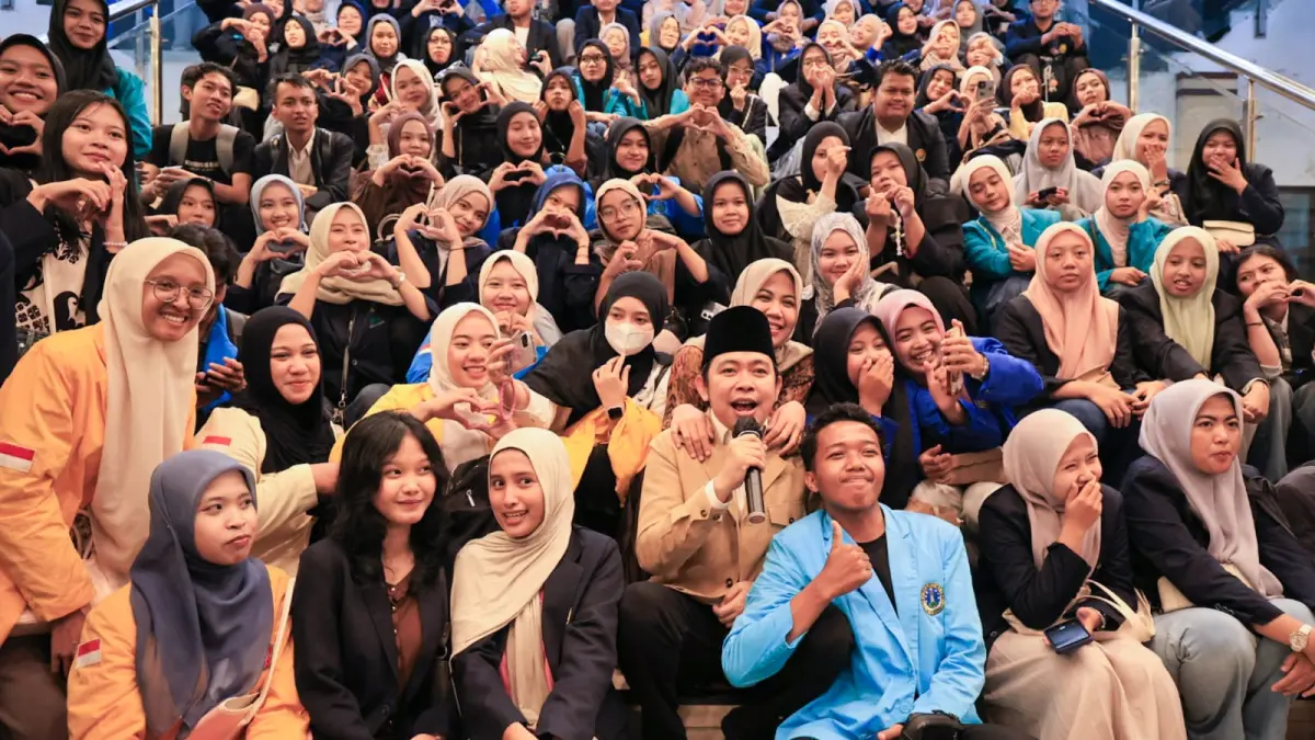 Para mahasiswa penerima Beasiswa Cinta Bergema di Lobby Pemkab, Sabtu (28/3/2026). Meski hujan deras, itu tak menyurutkan mereka berkumpul bersama satukan visi. (Foto Diskominfo Jember) 