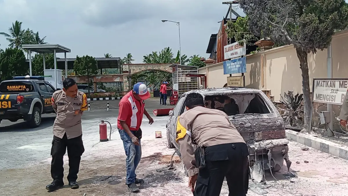 POLSEK SILO
TERBAKAR: Mobil Suzuki Forsa DK 1667 CQ milik terbakar di halaman SPBU Sempolan, Sabtu (28/3) kemarin. Beruntung dalam peristiwa tersebut tidak ada korban jiwa.