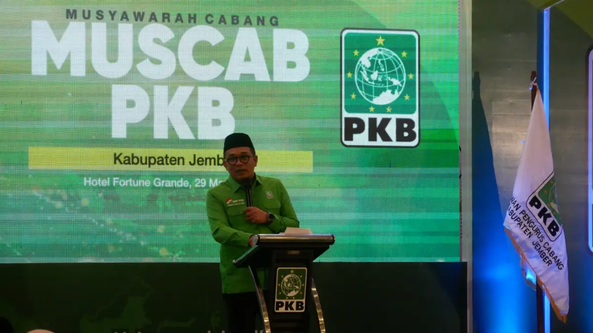 Ketua DPP PKB Bidang Komunikasi dan Teknologi Informasi, Ahmad Iman Syukri memberikan arahan kepada kader PKB ketika Muscab ke-6 di Hotel Fortuna Jember, Minggu (30/3/2026). (Foto: Sidkin Ali/Halojember)