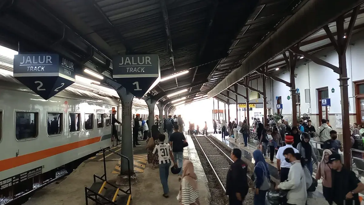 Suasana naik turun penumpang KA Probowangi di Stasiun Jember. Selama tiga hari jelang libur Lebaran berakhir, ada kenaikan penumpang sebesar 22 persen. (Foto: Humas Daop 9 Jember)