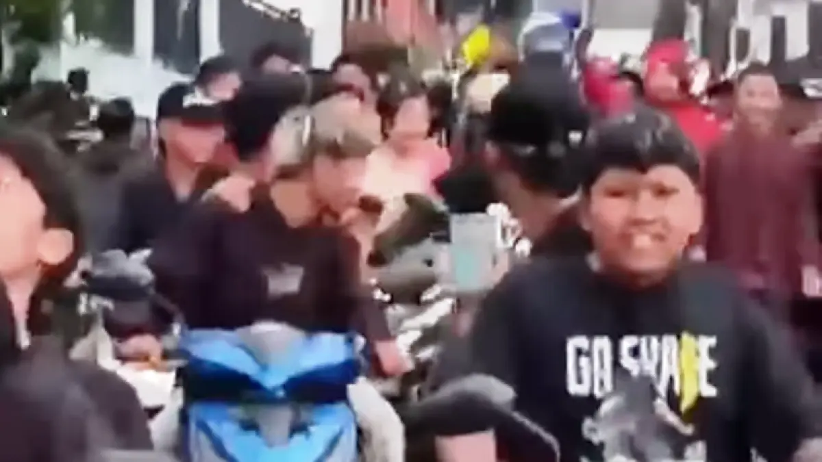 Tangkapan layar video netizen: Wanita joget dangdut dengan melepas busana di acara Dangdut Batang, Jawa Tengah. Bikin semua heboh.