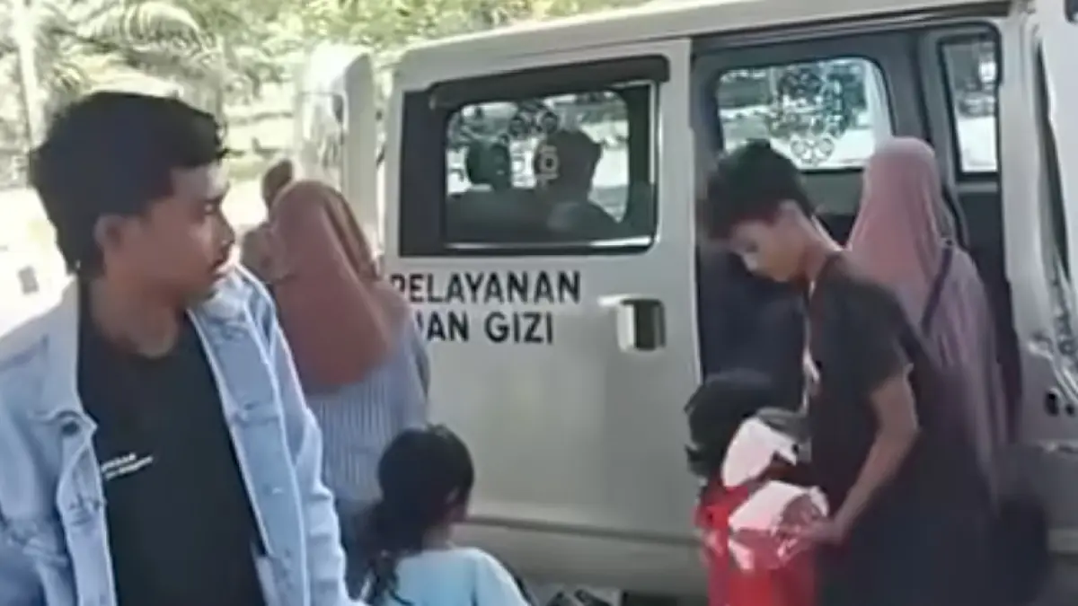 Tangkapan Layar, Viralnya Cidukan Warga Penggunaan Mobil MBG