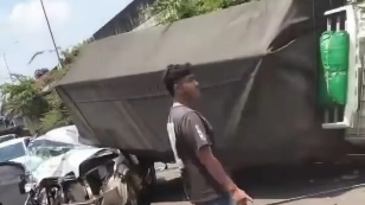 Gagal Mendahului di Flyover Gayam Bojonegoro, Toyota Rush Ringsek Tertimpa Truk. (Netizen/tangkapan layar video)