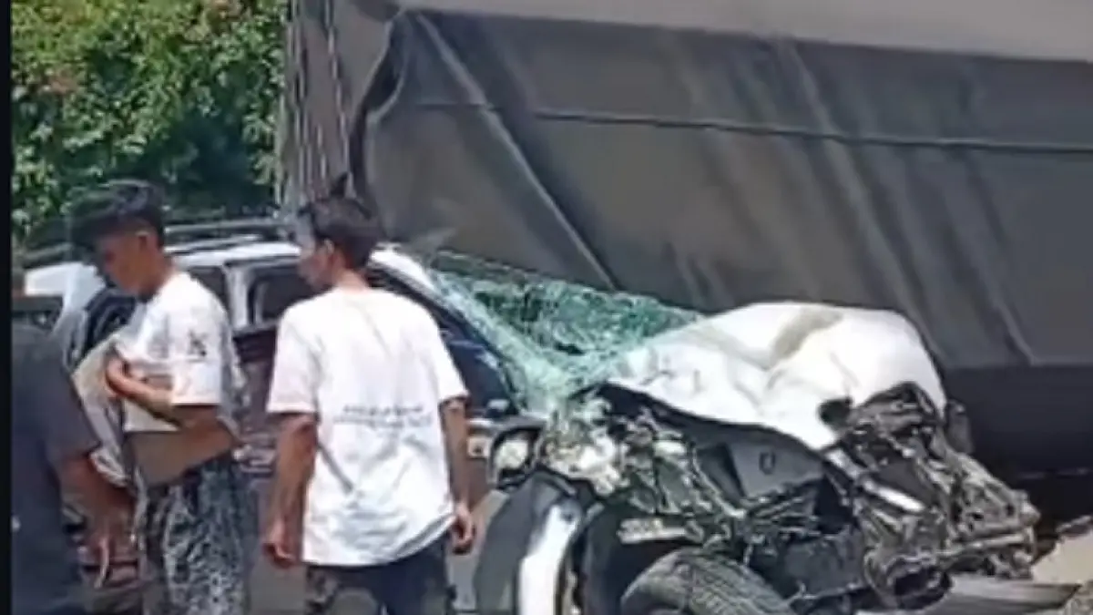 Para Korban Tabrakan di Flyover Gayam Bojonegoro: Terjepit Besi dan Dievakuasi Dramatis, Begini Kondisinya. (Tangkapan layar video netizen)