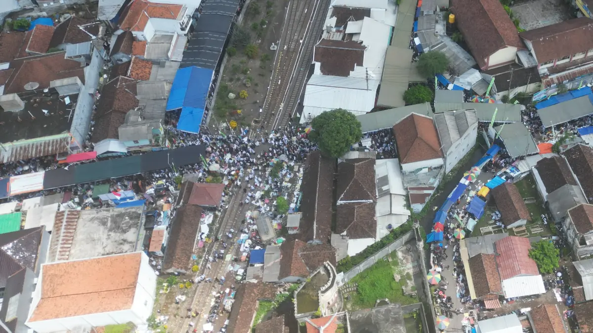 Potret udara Haul Habib Sholeh tahun 2024 lalu. Jika mau lewat Tanggul-Jember akhir pekan ini, ada rekayasa lalu lintas Haul Habib Sholeh. Ini jalur alternatifnya. (Dok. Radar Jember)