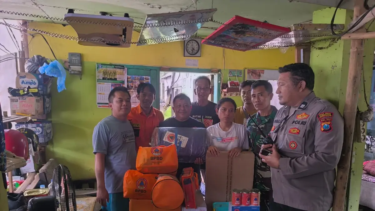 BPBD Jember menyalurkan bantuan logistik bagi korban kebakaran rumah di Mangli, Jember, Minggu (5/4/2026). (Foto: BPBD Jember)