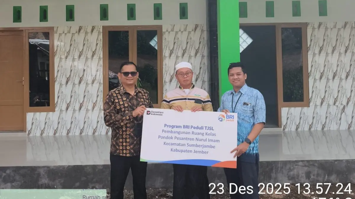 BRI PEDULI: Simbolis penyerahan Program BRI Peduli TJSL untuk pembangunan ruang kelas Pondok Pesantren Nurul Imam Kecamatan Sumber Jambe beberapa waktu lalu (Dok. BRI)