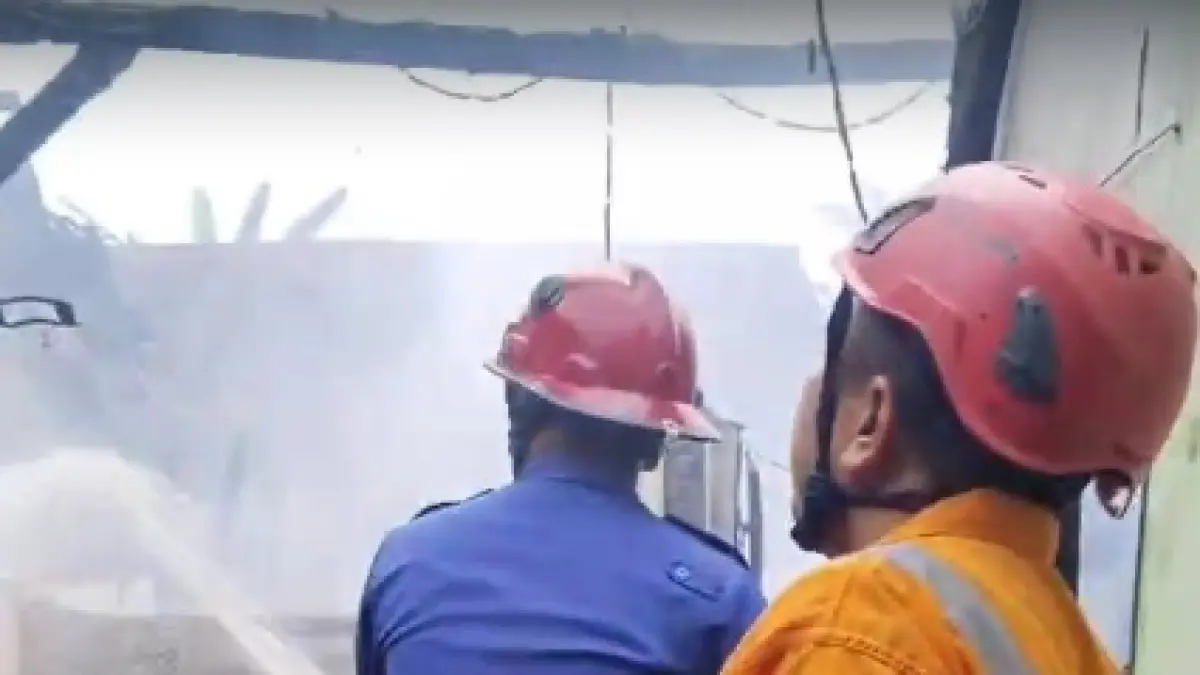 Tangkapan layar video penanganan kebakaran oleh unit Damkarmat Satpol PP Jember di Kelurahan Mangli, Jember, Minggu (5/4/2026). (JUMAI/RADAR JEMBER)