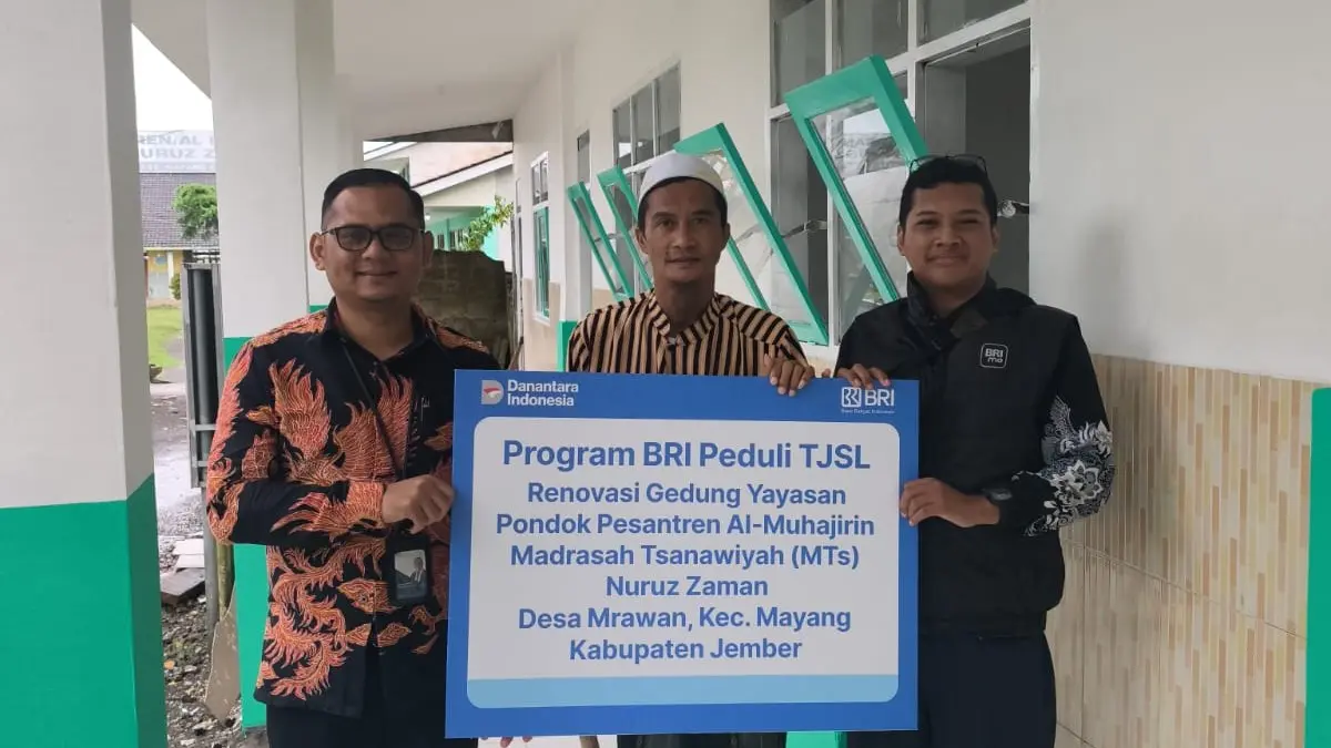 SIMBOLIS: Penyerahan Program BRI Peduli TJSL untuk merenovasi gedung Madrasah Tsanawiyah (MTs) Nuruz Zaman Pondok Pesantren Al-Muhajirin, Desa Mrawan, Kecamatan Mayang, Kabupaten Jember