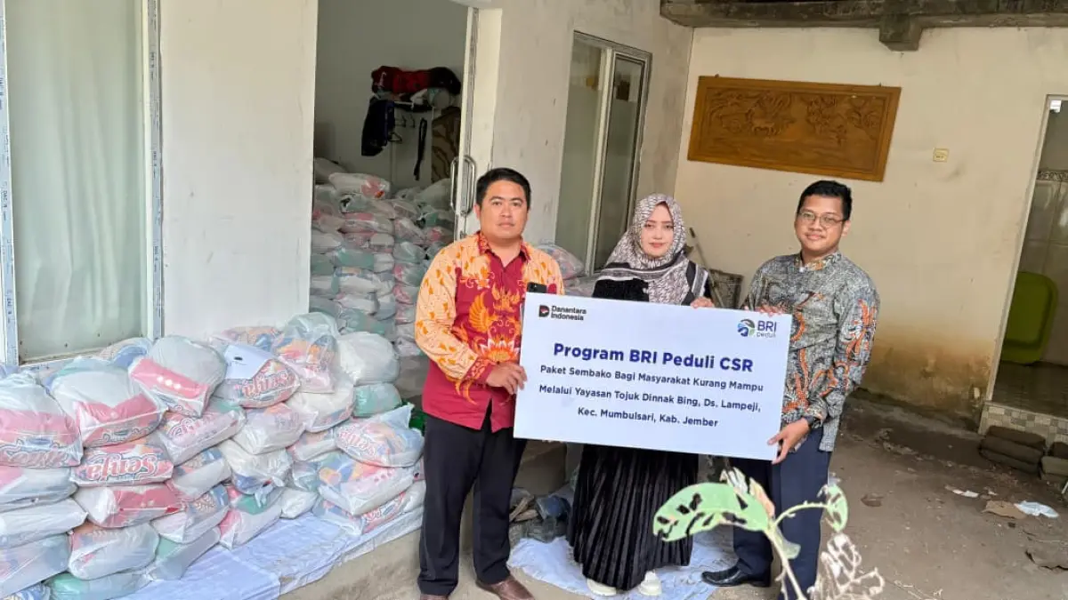 BRI PEDULI SCR: Simbolis penyerahan Paket Sembako Program BRI Peduli CSR melalui yayasan Tojuk Dinnak Bing