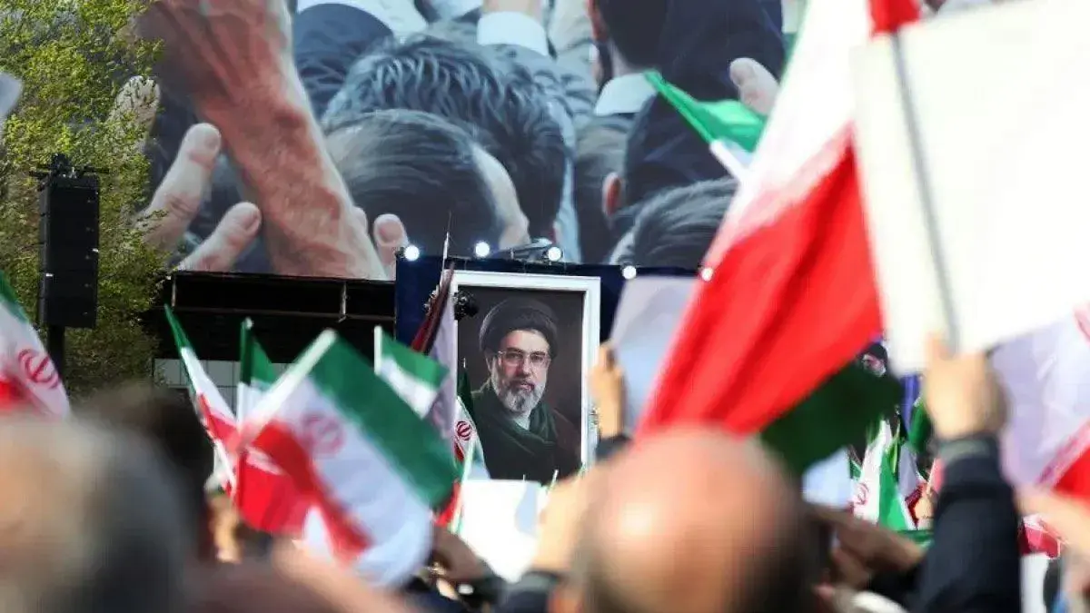 Warga Iran menghadiri pertemuan untuk berjanji setia kepada Pemimpin Tertinggi baru Iran Mojtaba Khamenei di Lapangan Enghelab di Teheran, Iran, Senin (9/3/2026). ANTARA/Xinhua/Shadati/am.