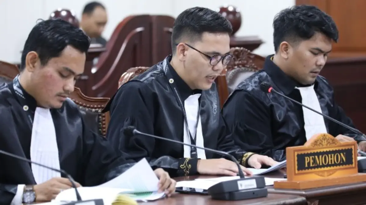 Para kuasa hukum pemohon pengujian Undang-Undang nomor 50 Tahun 2009 tentang Peradilan Agama (UU Peradilan Agama) menyampaikan pokok-pokok permohonan, pada sidang pendahuluan yang berlansung pada Selasa (7/4/2026) di ruang sidang panel MK. (Foto: Humas MKRI)