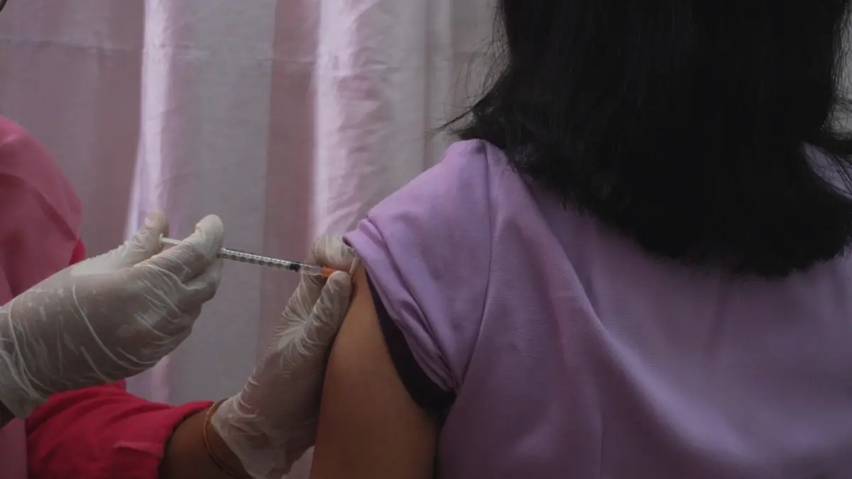 PENCEGAHAN: Warga Jember menerima vaksin HPV sebagai langkah pencegahan kanker serviks di Kantor PLUT DKUKMP Jember, Rabu (8/4/2026). (Sidkin/Halojember)
