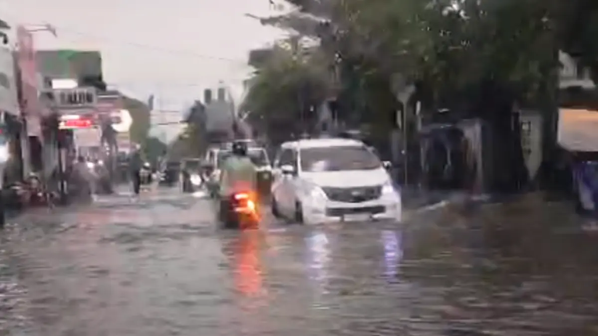 Kondisi jalanan yang terjadi di Jember kemarin, sesudah hujan lebat. Beberapa kerusakan pun terjadi seperti tanah longsor dan rumah rusak. (Foto: Tangkapan layar video warganet)
