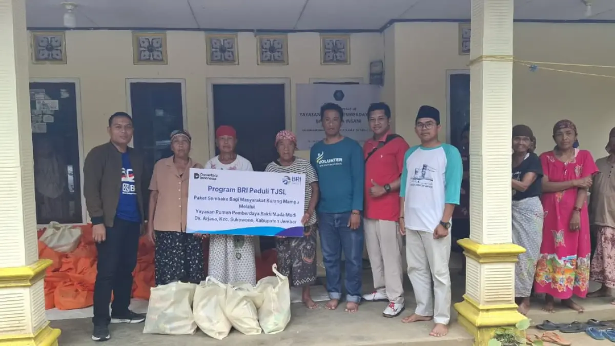 Simbolis penyerahan paket sembako terhadap masyarakat kurang mampu, porgram BRI Peduli TJSL