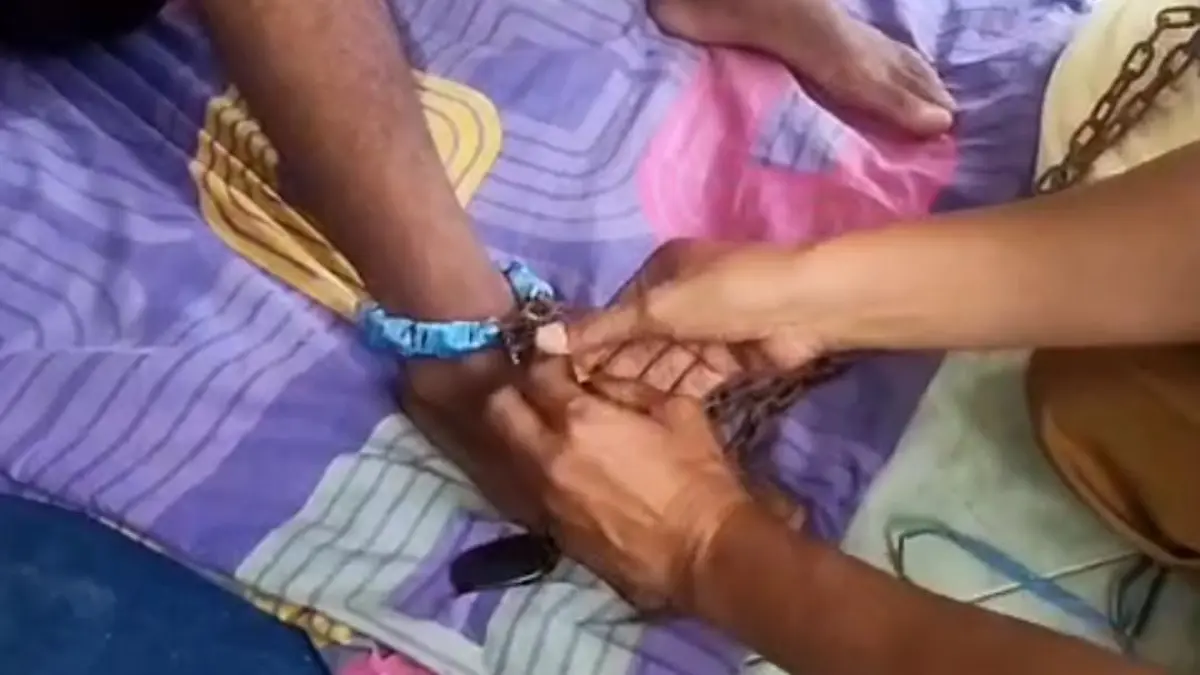 Tangkapan layar video evakuasi ODGJ di Puger. Pemuda ini dipasung karena kambuh, Dinsos PPPA Jember ungkap penyebab gangguan jiwanya. (UPT Liposos Dinsos Jember)
