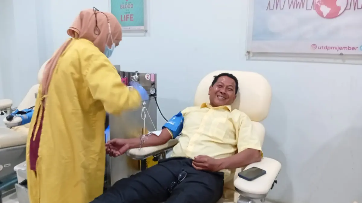 Anggota Komisi C DPRD Jember dark Partai Golkar Agung Budiman saat donor darah di UDD PMI Jember. (PMI Jember)