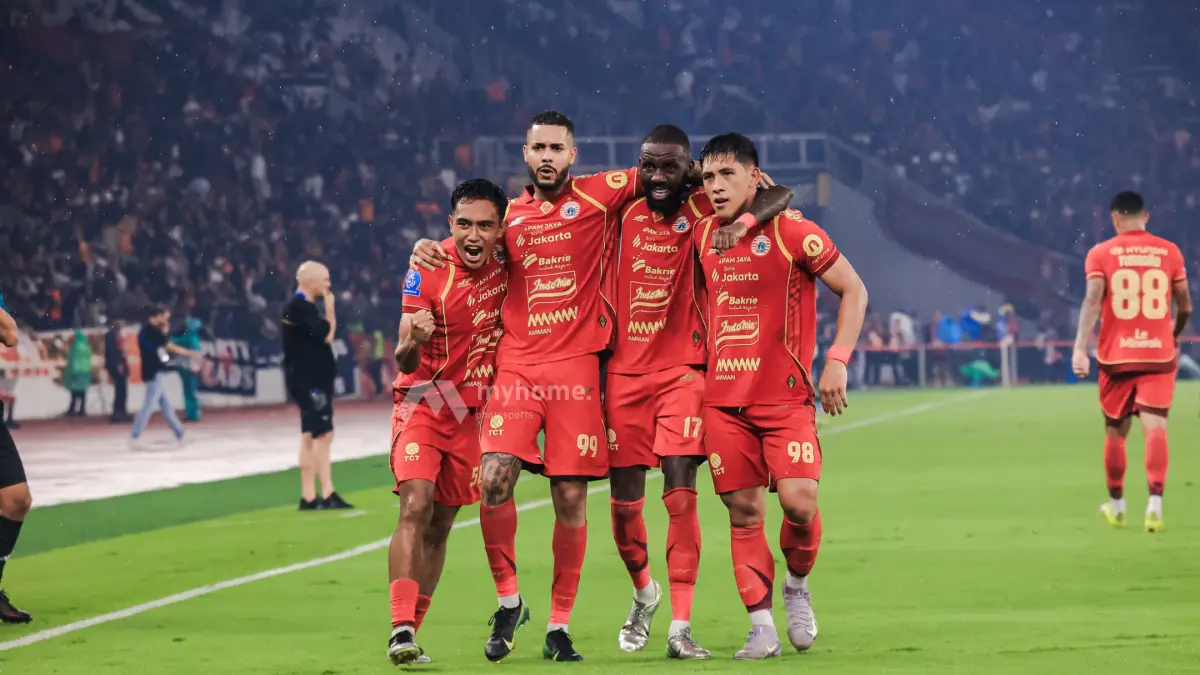DOMINASI: Rayhan Hannan, Maxwell Souza, Alano Lima dan Eksel Runtukahu melakukan selebrasi kearah penonton dalam laga melawan Persebaya Sabtu 11/4 (Akbar Wijaya/Myhome)