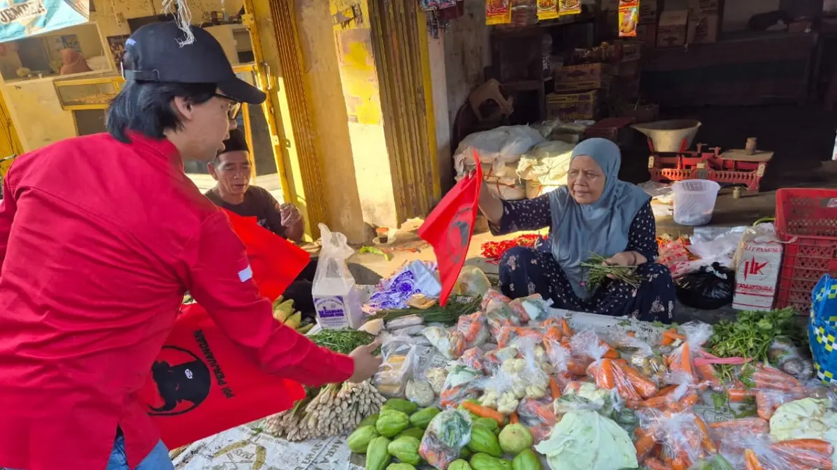 Plastik Mahal Bikin Emak-Emak Resah, PDI Perjuangan Jember Turun Tangan Bagikan 1.000 Goodie Bag