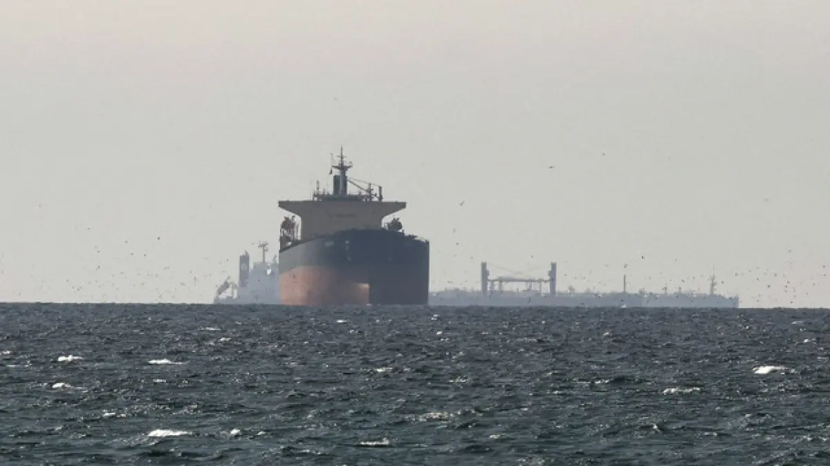 Kapal kargo pembawa minyak dekat Selat Hormuz. (REUTERS/Stringer)