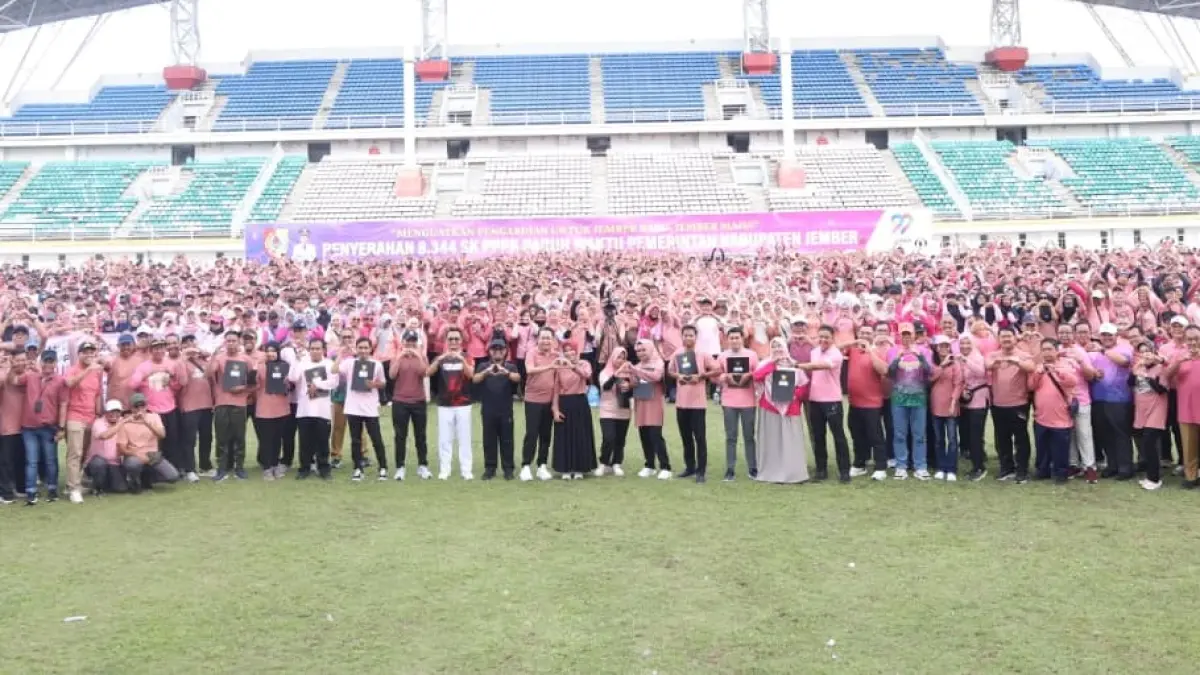 PPPK Paruh Waktu Jember ketika menerima SK di Stadion JSG, Desember 2025. Nasib PPPK Paruh Waktu 2027 Terjawab, Bisa Tetap Lanjut Jika... (Diskominfo Jember)