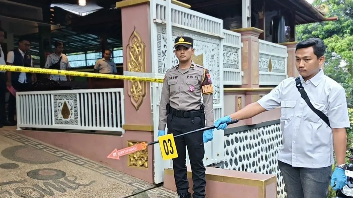 Polres Lumajang Jawa Timur melakukan olah TKP insiden pembacokan kades Pakel Gucialit Lumajang. Ini penyebabnya. (Foto: Huda)