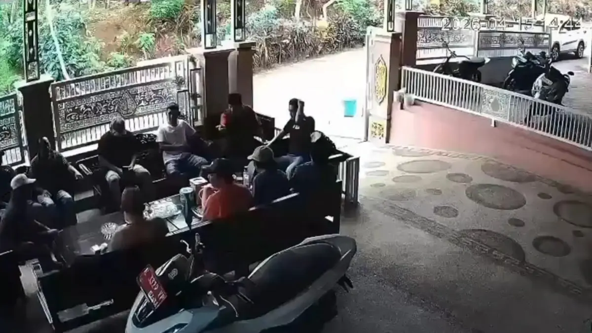 Suasana rumah Kades Pakel Lumajang sebelum terjadi pengeroyokan dan pembacokan, Rabu siang (15/4/2026).