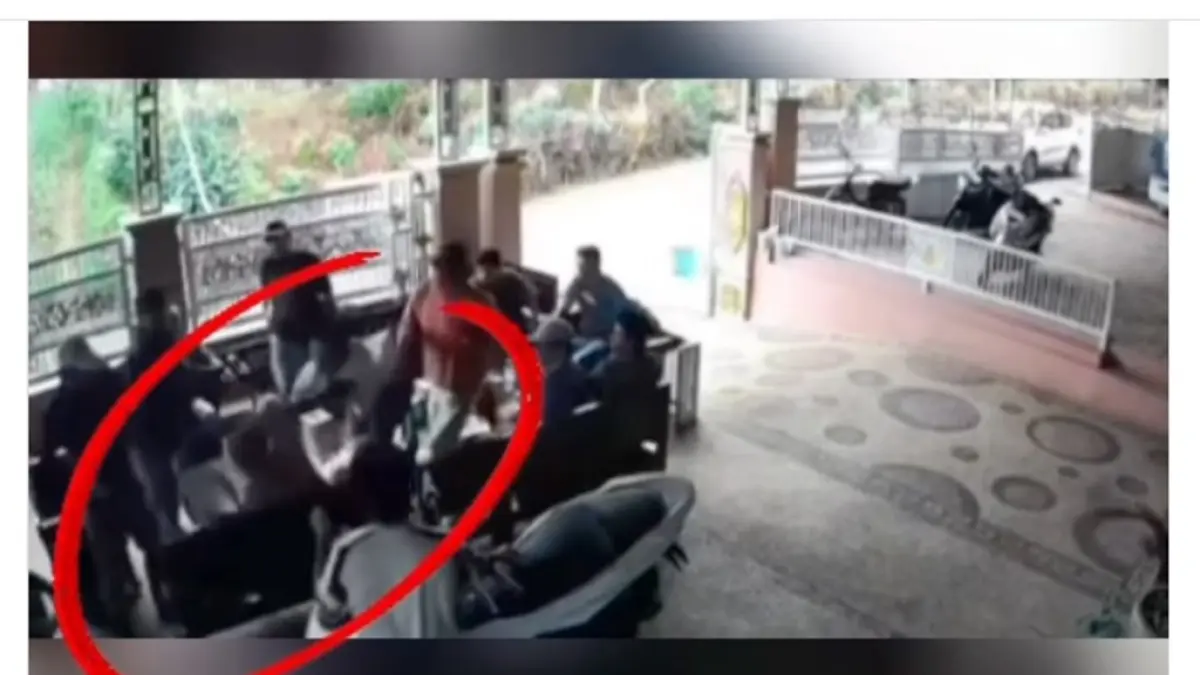 Tangkapan layar CCTV yang memperlihatkan Kades Pakel Lumajang dibacok. (netizen/nurhariri/halojember)