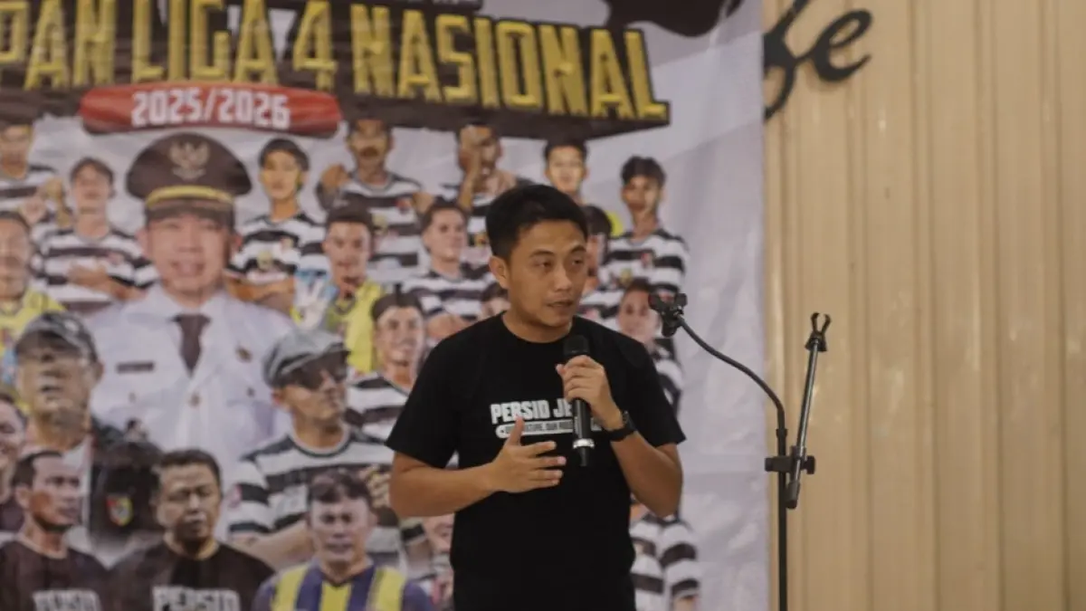 Wakapolres Jember Kompol Ferry Dharmawan saat menyampaikan keinginan membentuk Soutch Sector Police, kelompok pendukung Persid Jember beranggotakan polisi di Dira Cafe, Kamis (15/4/2026). (Sidkin/Halojember)