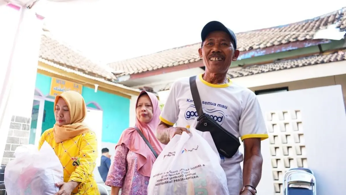 Warga Jember menebus sembako murah di Kelurahan Gebang. Cuma tebus Rp 30 Ribu! Pertamina gelar pasar murah di Jember, warga dapat sembako senilai Rp 211 Ribu. (Humas Pertamina Patraniaga Jatimbalinus)