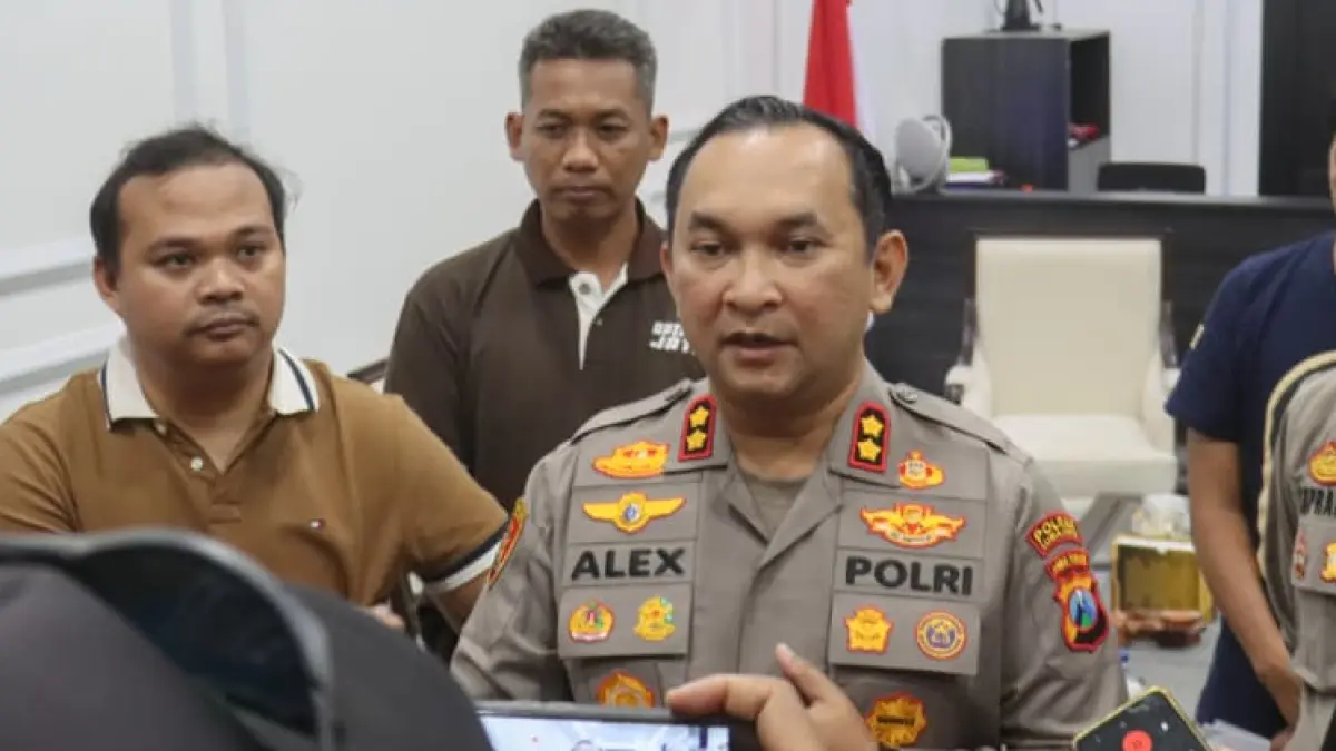 Kapolres Lumajang AKBP Alex Sandy Siregar mengumumkan 10 identitas pelaku pembacokan Kades Pakel Lumajang. Ini identitasnya. (Foto: Humas Polres Lumajang)