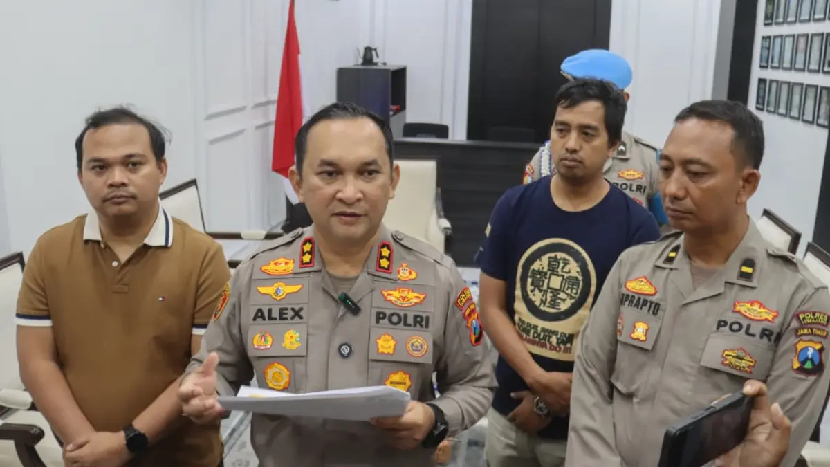 Kapolres Lumajang AKBP Alex Sandy Siregar (tengah) menyampaikan perkembangan kasus pembacokan Kades Pakel. 10 orang yang melarikan diri telah dibekuk. (Foto: Humas Polres Lumajang)