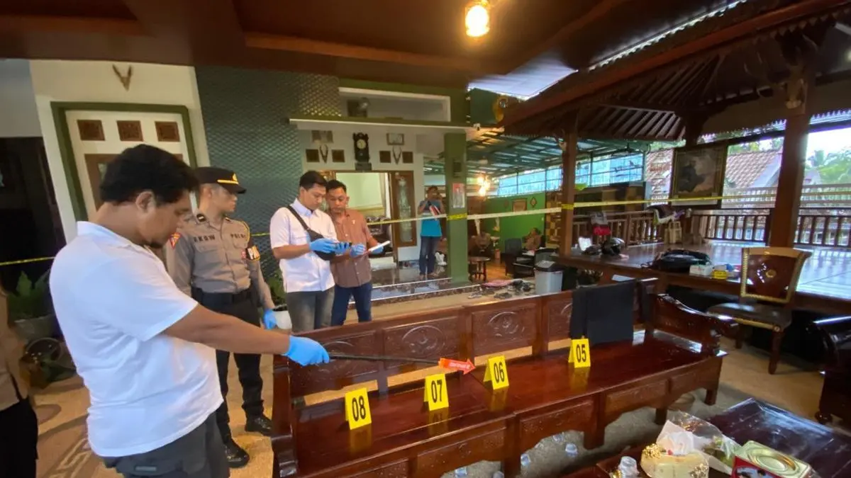 Polres Lumajang olah TKP pengeroyokan dan pembacokan Kades Pakel Lumajang Sampurno. Benarkah ada orang suruhan dibalik peristiwa itu? (Foto: Huda)