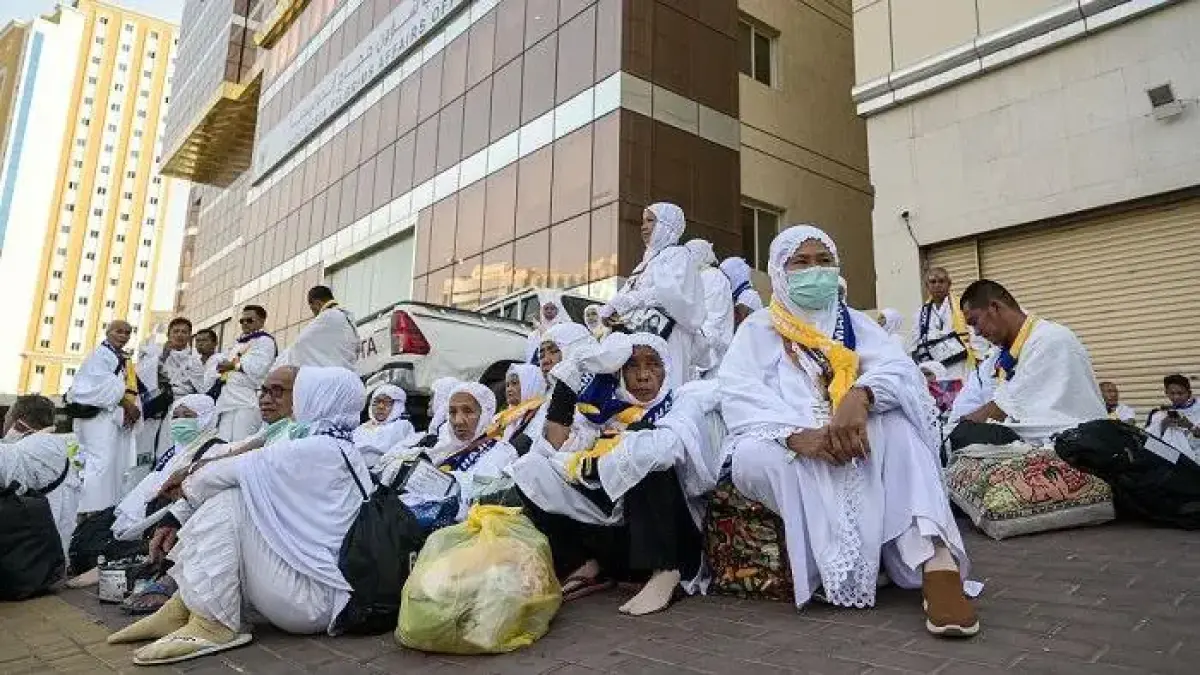 Jamaah calon haji Indonesia menunggu kedatangan bus yang akan membawa mereka ke Arafah di Makkah, Arab Saudi 
