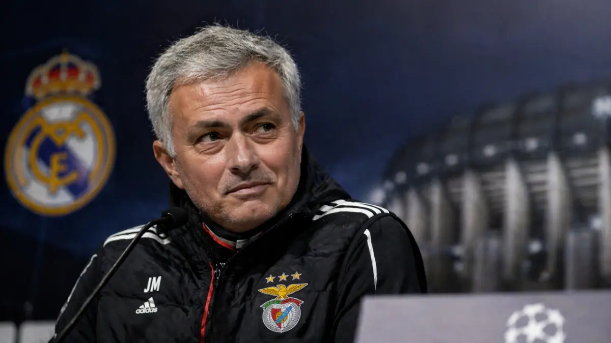 Jose Mourinho memberikan respons penuh teka-teki terkait rumor kepulangannya ke Real Madrid untuk menggantikan posisi Alvaro Arbeloa di tahun 2026. (real madrid)