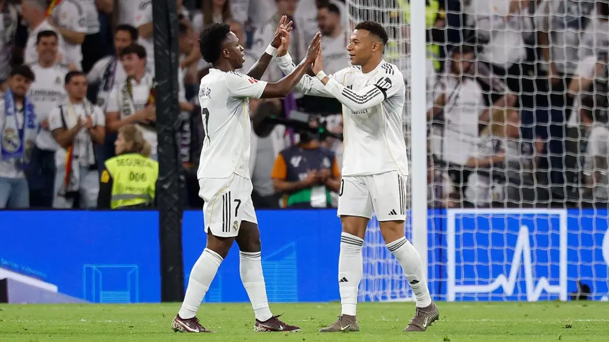 Duet maut Kylian Mbappe dan Vinicius Junior saat merayakan gol ke gawang Alaves yang membawa Real Madrid semakin dekat dengan posisi puncak klasemen LaLiga. (real madrid)
