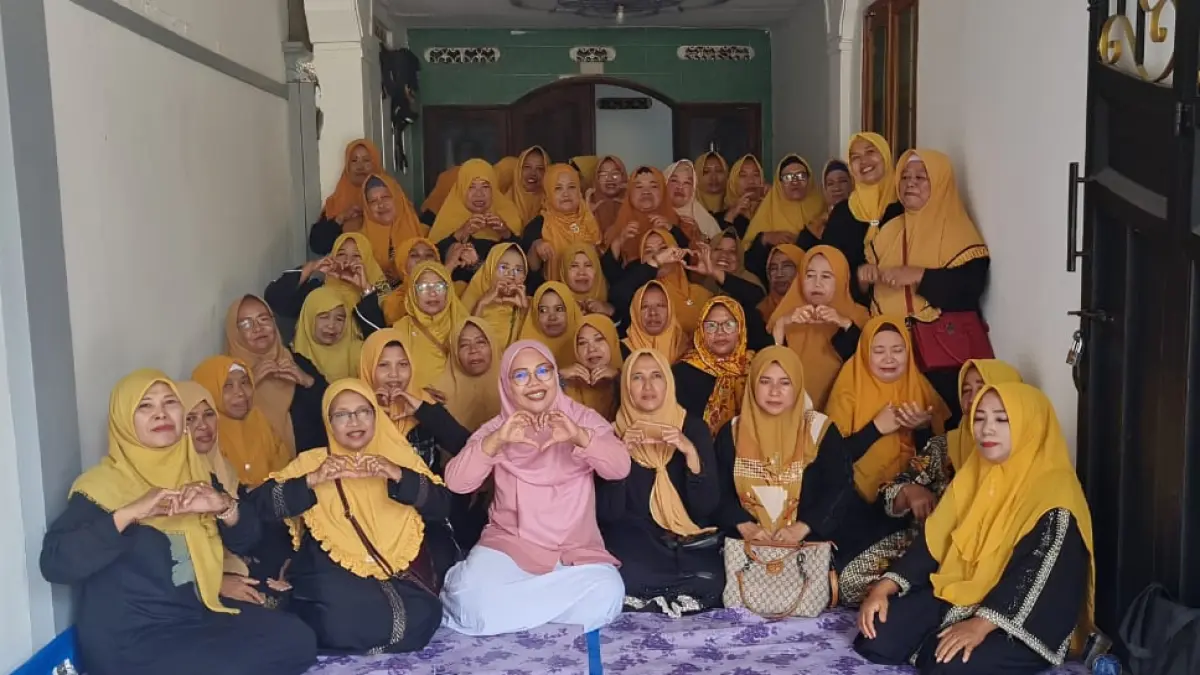 Hermin Ketua Srikandi Laskar Sholawat Nusantara (LSN), bersama para Srikandi LSN Jember